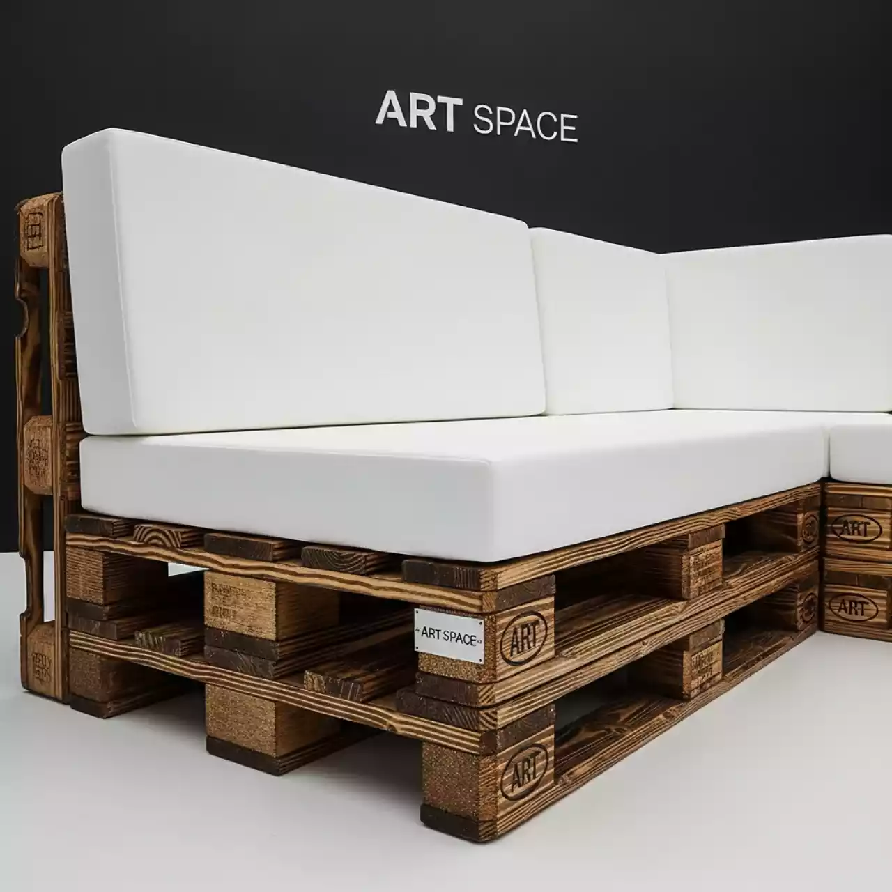 Аренда Диван из обожженных паллет угловой с подушкой белого цвета в Маринс Парк Отеле — ART SPACE