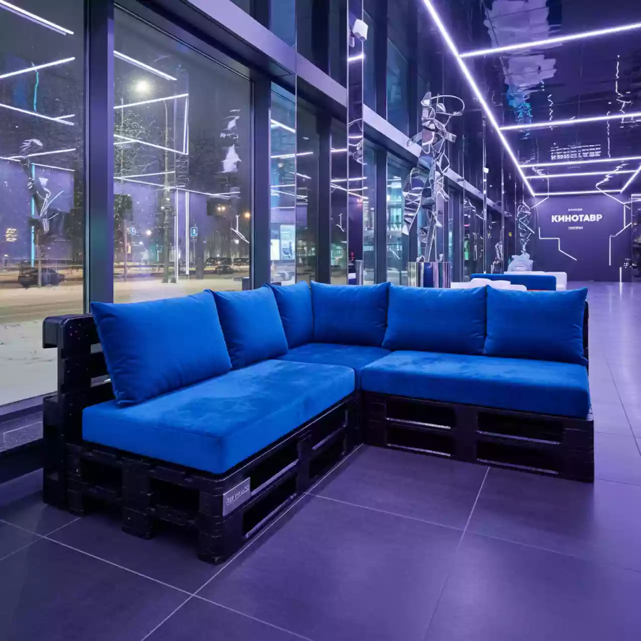 Аренда Диван из обожженных паллет угловой с подушкой синего цвета в Гранд Отель Сочи — ART SPACE