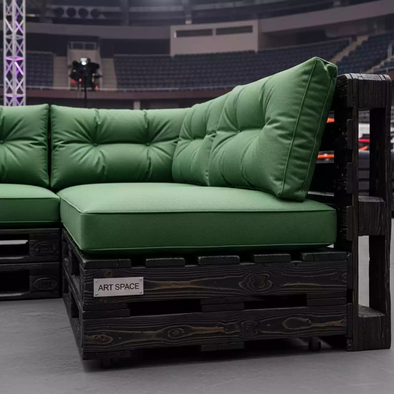 Аренда Диван из обожженных паллет угловой с подушкой зеленого цвета в Сириус Арене — ART SPACE