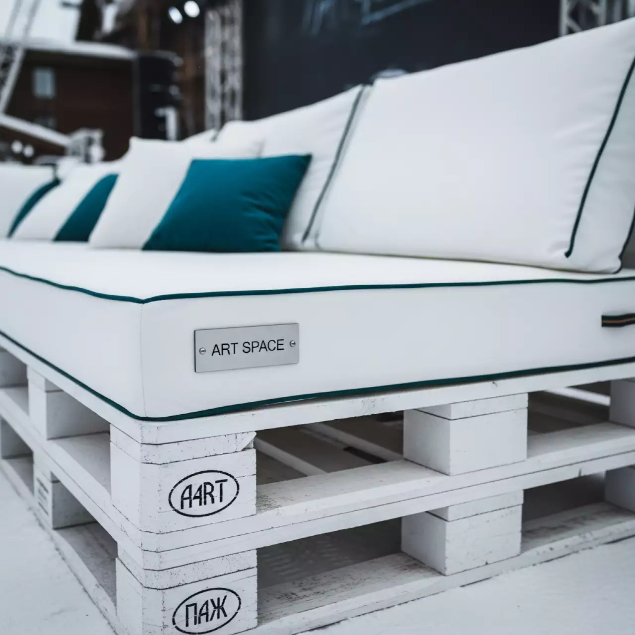 Аренда Диван из паллет белый в Karat Resort — ART SPACE