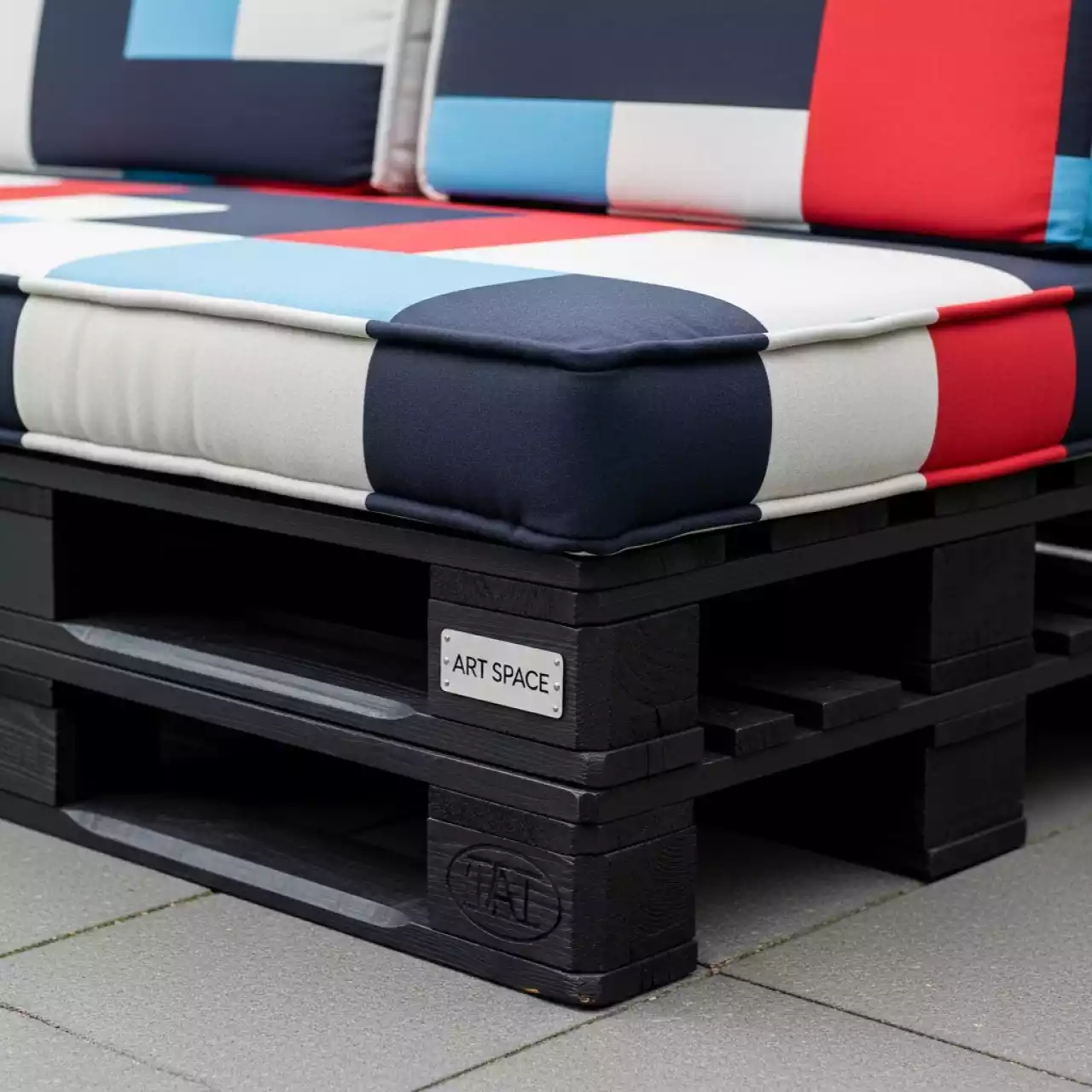 Аренда Диван из паллет Black с разноцветной подушкой в этно-парке «Моя Россия» — ART SPACE
