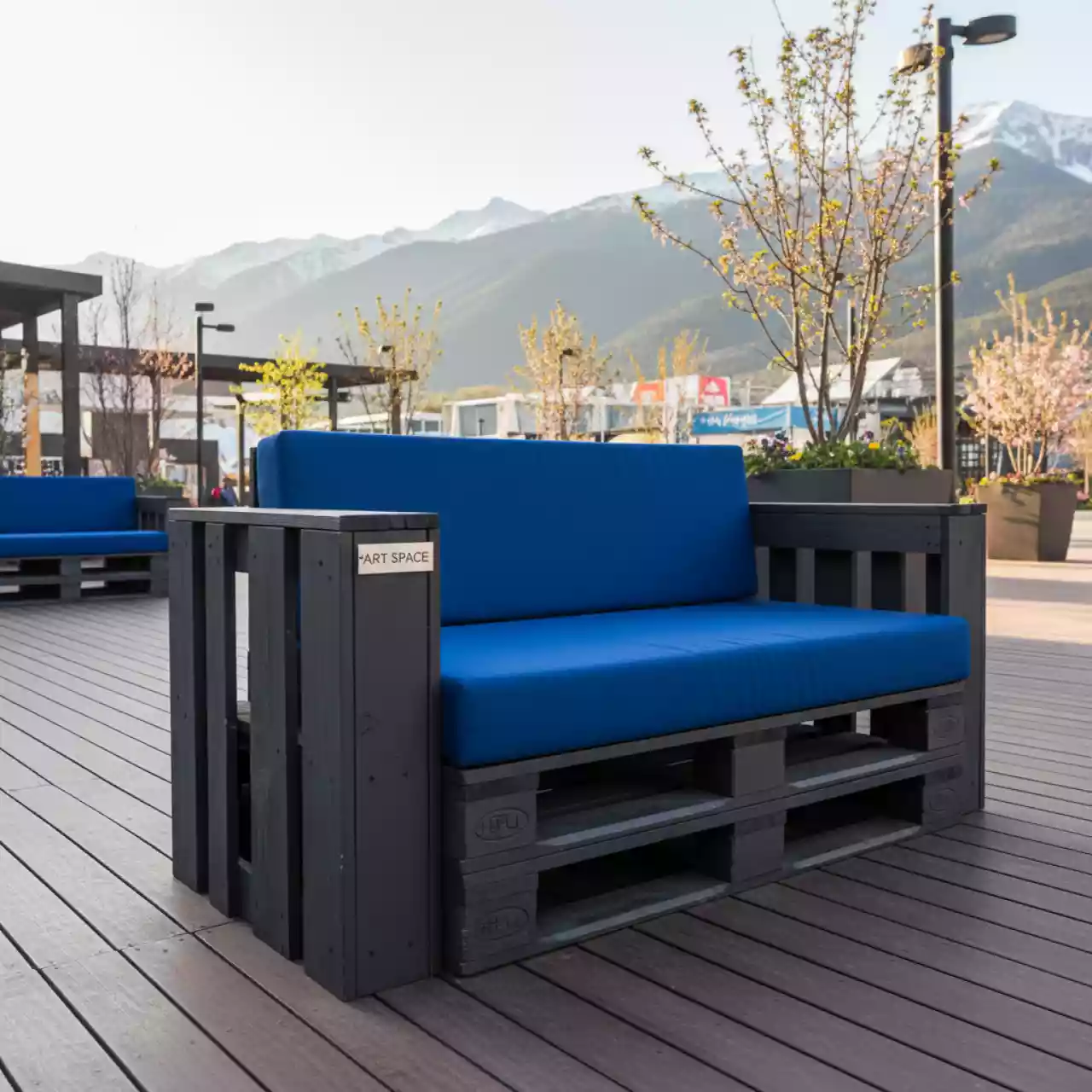 Аренда Диван из паллет Black с синей подушкой в Novotel Resort — ART SPACE