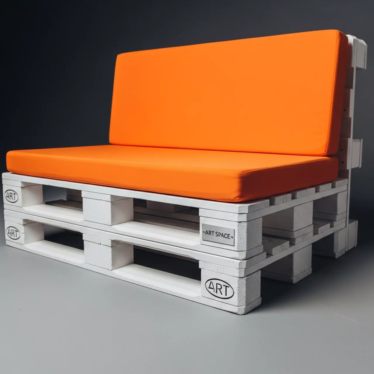 Аренда Диван из паллет двухместный белый с оранжевой подушкой в Гранд Отель Сочи — ART SPACE