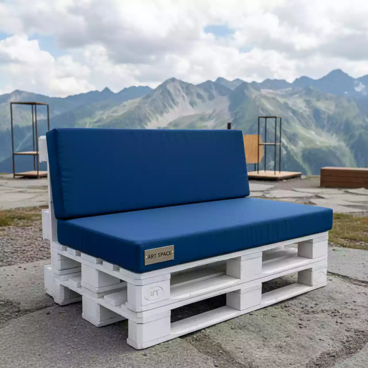 Аренда Диван из паллет двухместный белый с синей подушкой на площадке Rosa Peak (2320м) — ART SPACE