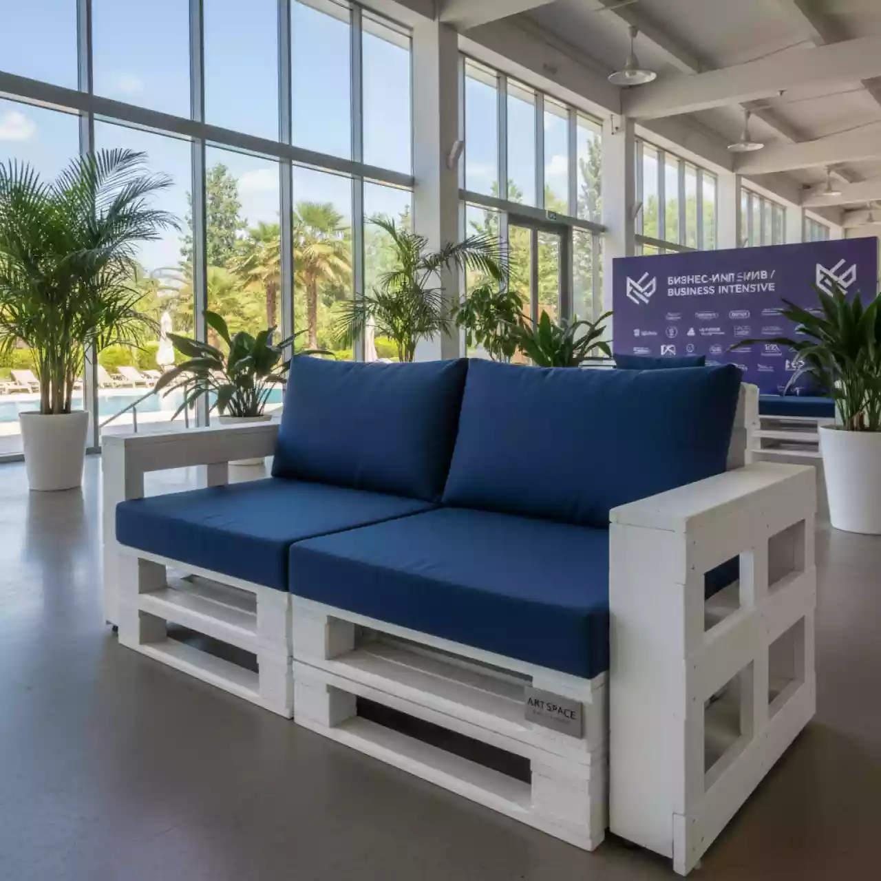 Аренда Диван из паллет двухместный белый с синими подушками в Сочи Парк Отеле — ART SPACE