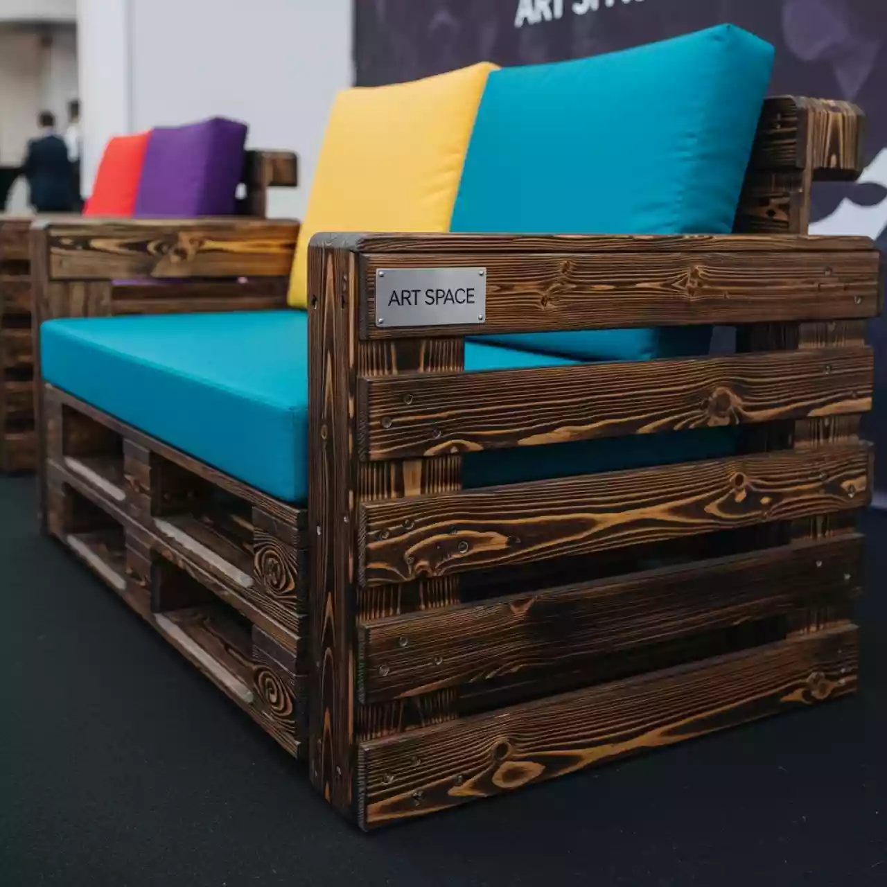 Аренда Диван из паллет двухместный обожженный черный в Mövenpick Hotel — ART SPACE