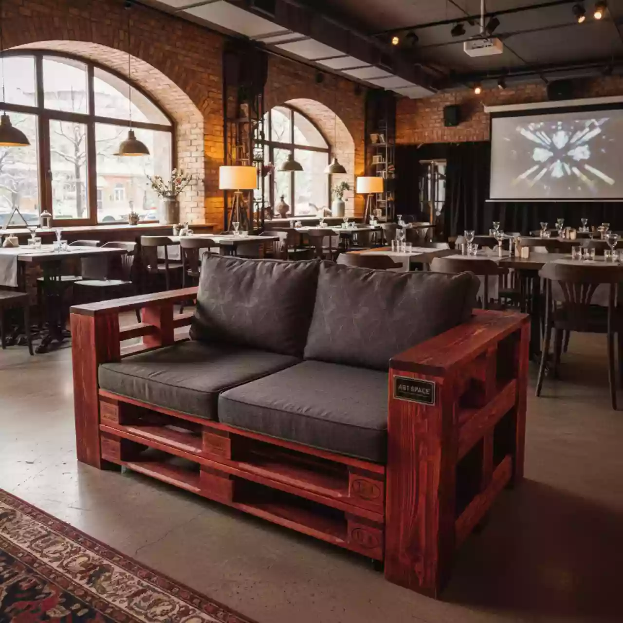 Аренда Диван из паллет двухместный обожженный красный в ресторане «Сыроварня» — ART SPACE