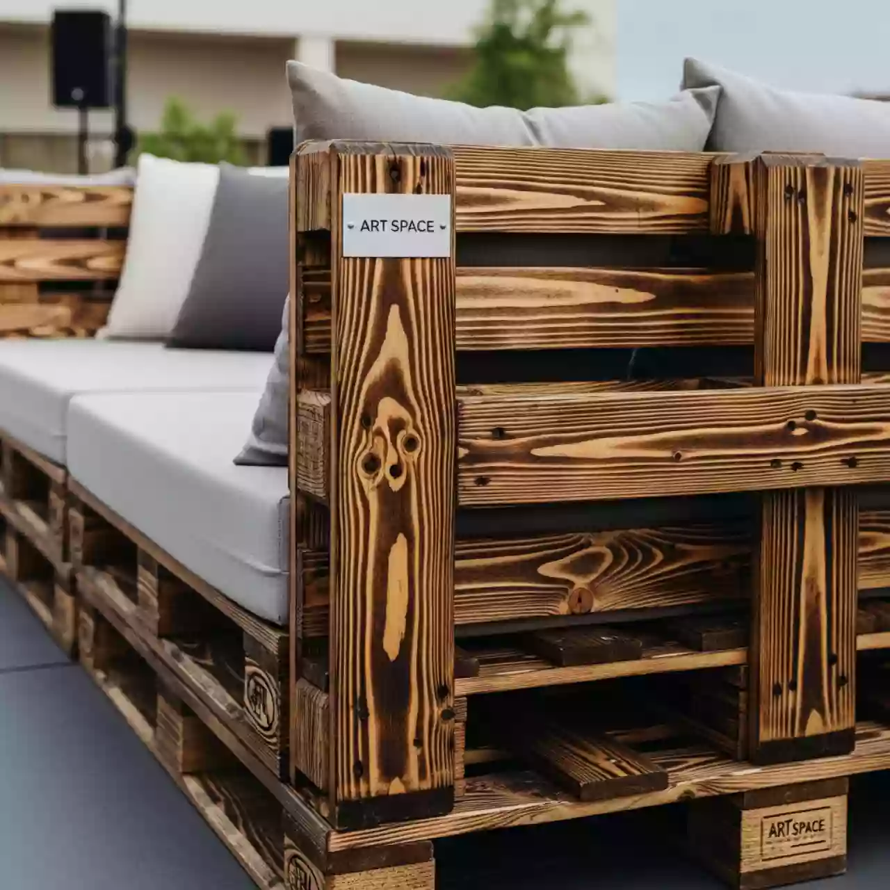Аренда Диван из паллет из обожженного дерева в отеле «Богатырь» — ART SPACE