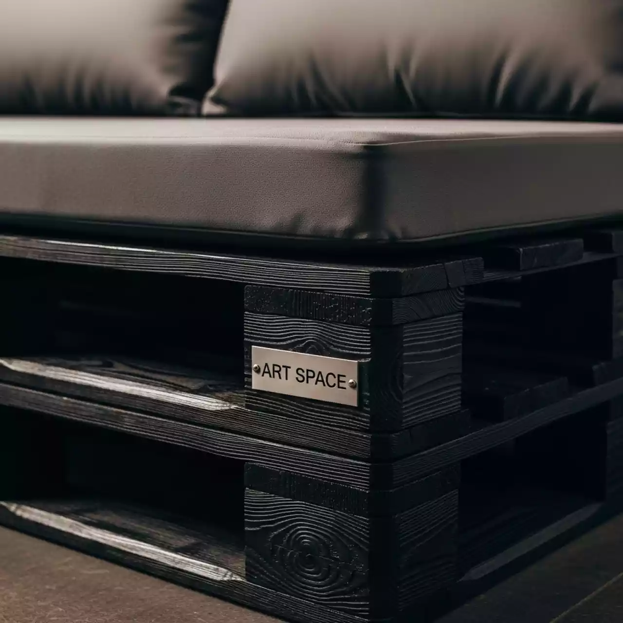 Аренда Диван из паллет обожженное дерево в VK Stadium Sirius — ART SPACE