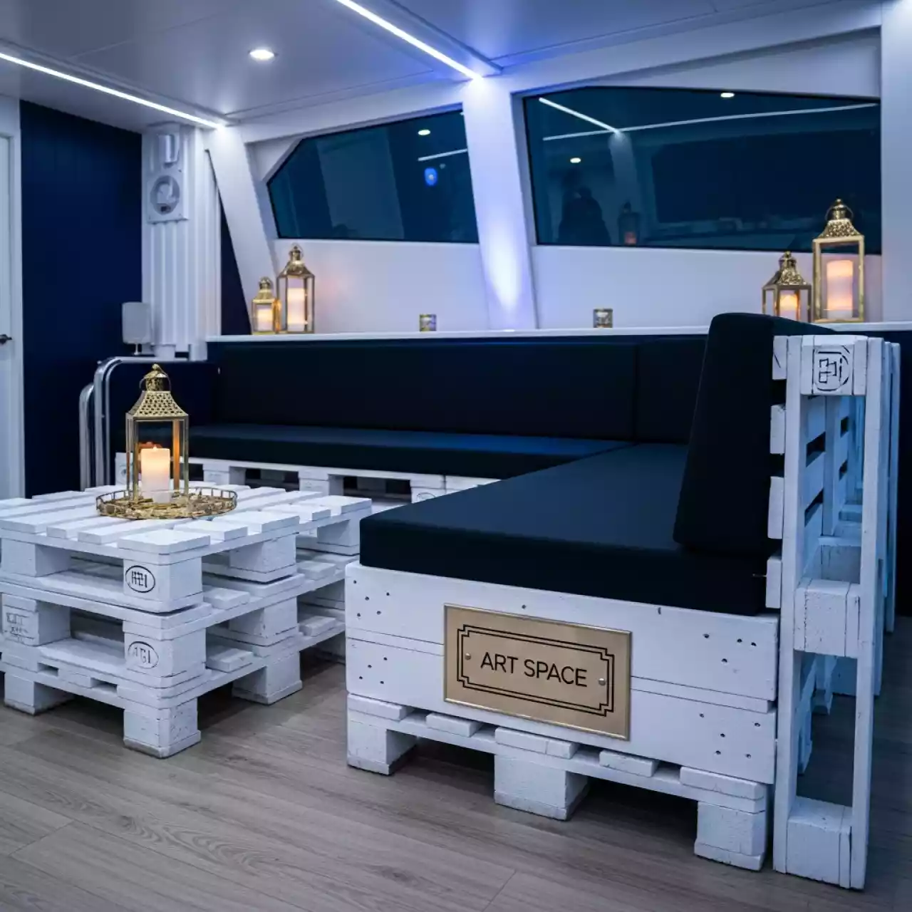 Аренда Диван из паллет угловой белый с черной подушкой на VIP теплоходе (Морпорт Сочи) — ART SPACE