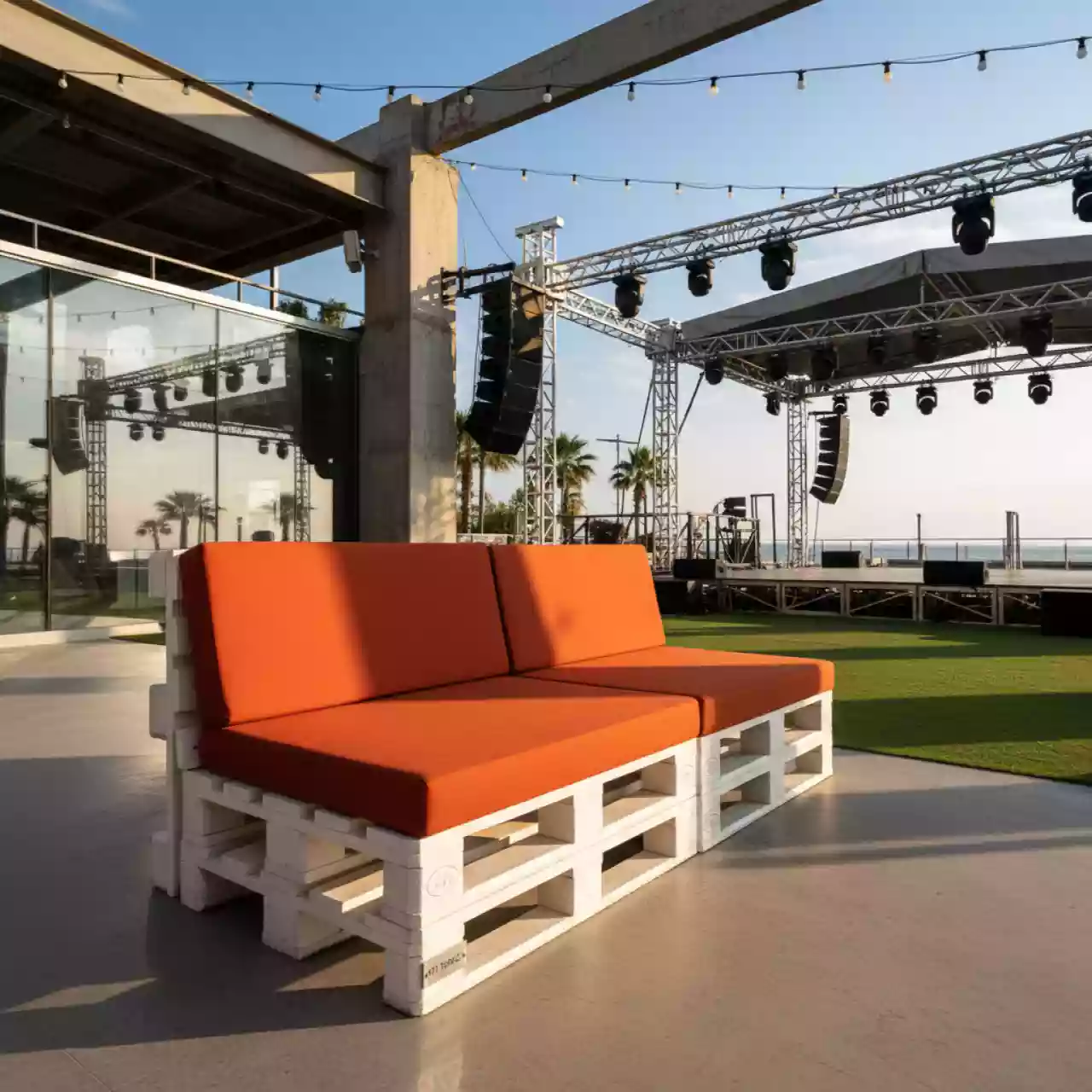 Аренда Диван из паллет угловой белый с оранжевой подушкой в Grand Karat Sochi — ART SPACE