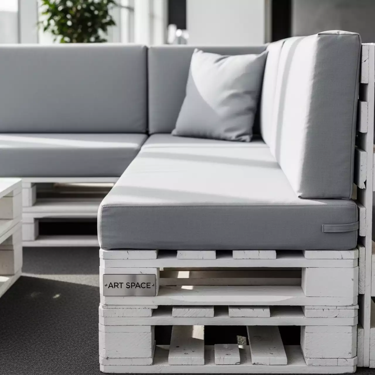 Аренда Диван из паллет угловой белый с серыми подушками в санатории «Заполярье» — ART SPACE