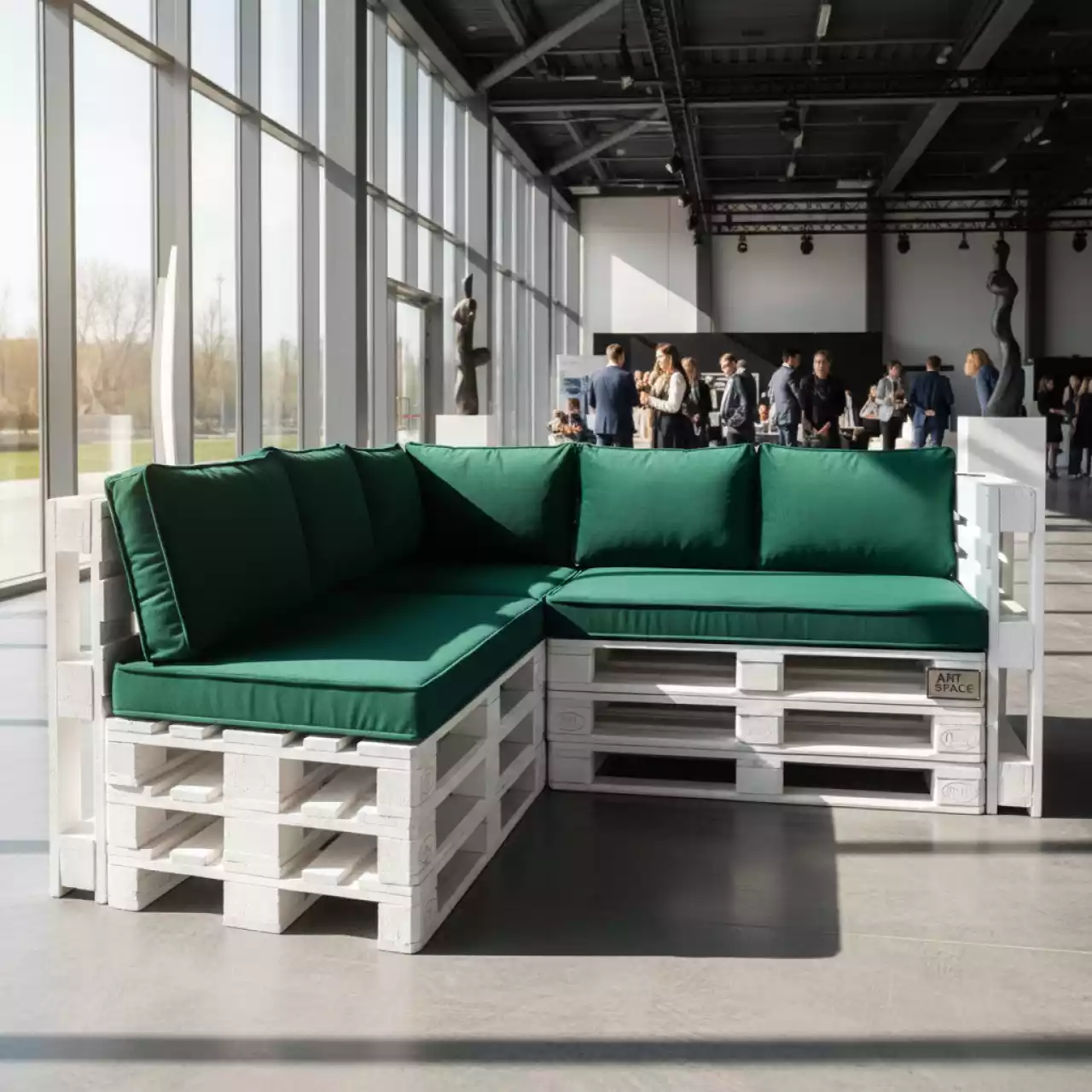 Аренда Диван из паллет угловой белый с зеленой подушкой в Omega Sirius — ART SPACE