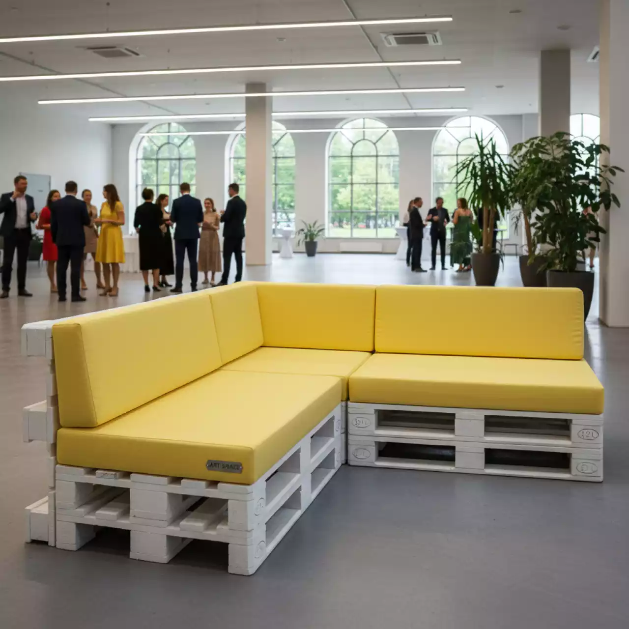 Аренда Диван из паллет угловой белый с желтыми подушками в санатории «Русь» — ART SPACE