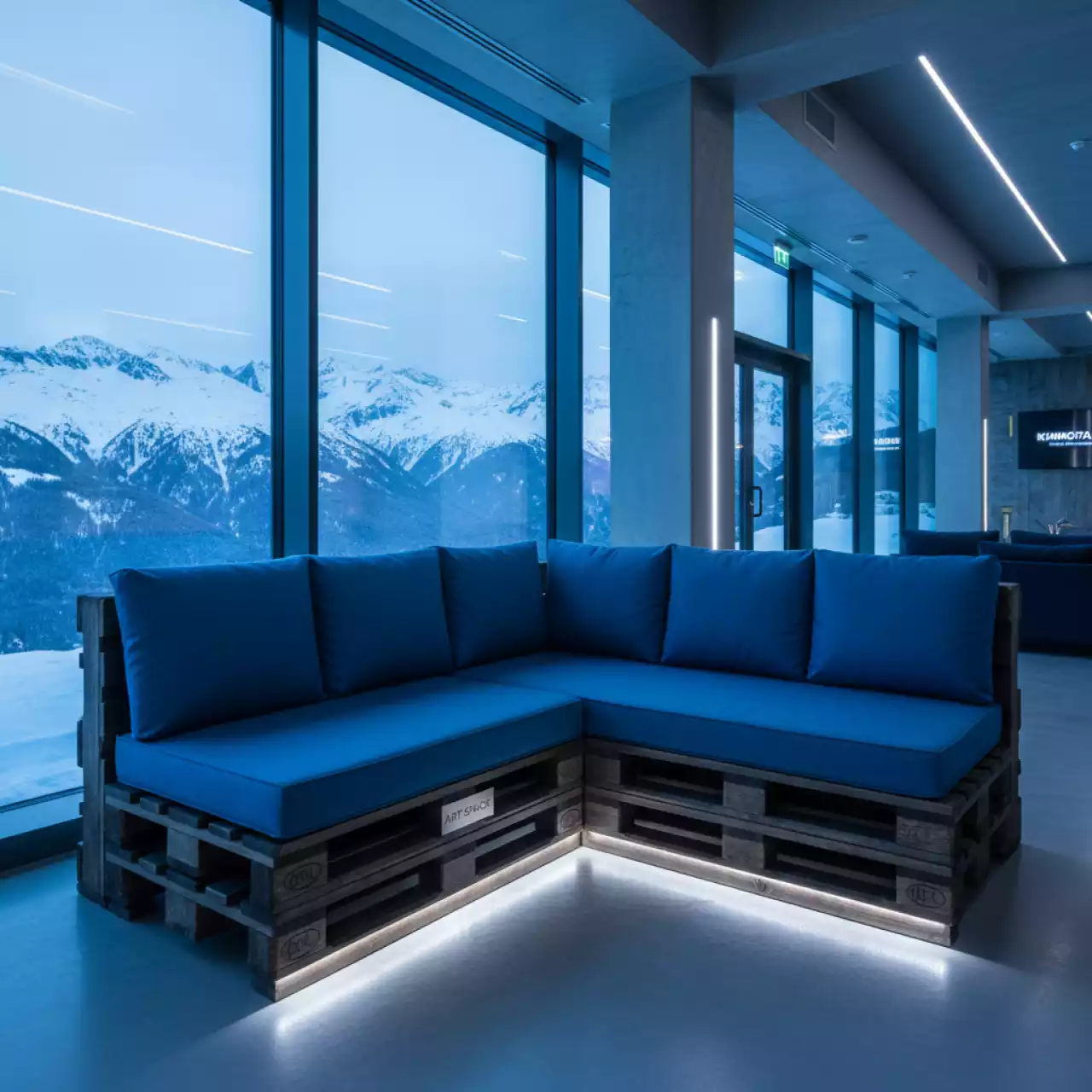 Аренда Диван из паллет угловой деревянный с синей подушкой в Radisson Hotel Rosa Khutor — ART SPACE