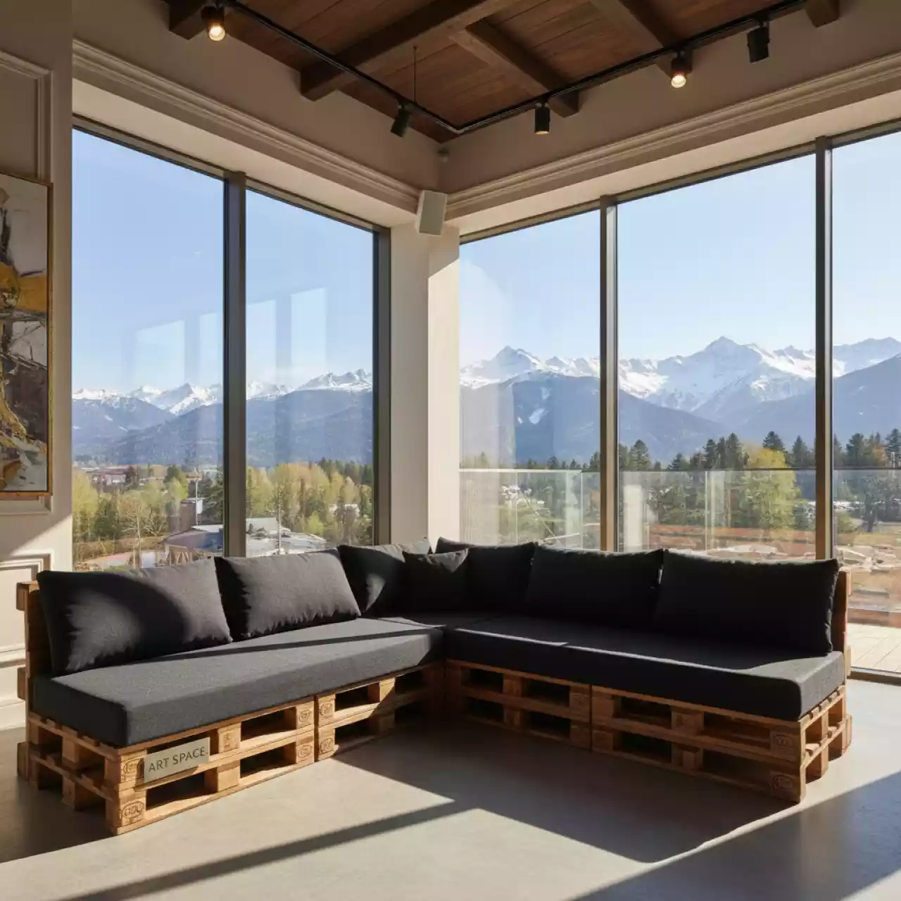 Аренда Диван из паллет угловой с черными подушками в Поляна 1389 Отель и Спа — ART SPACE