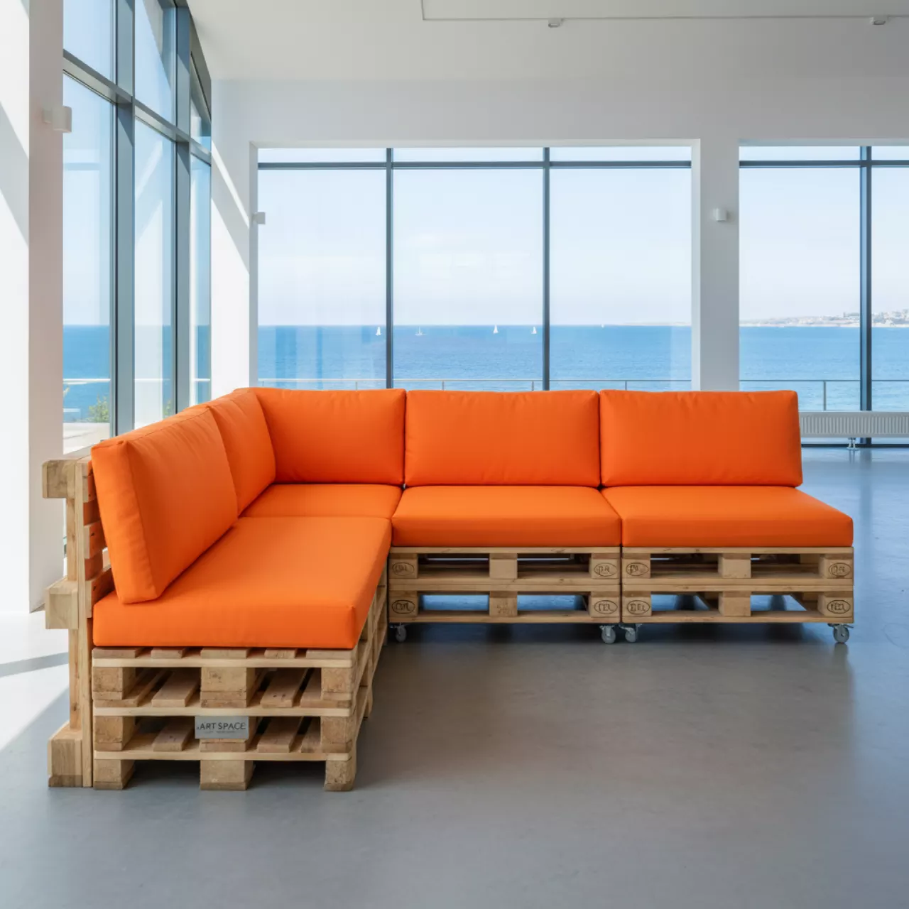 Аренда Диван из паллет угловой с оранжевыми подушками в зале «Чайка» (Морпорт) — ART SPACE