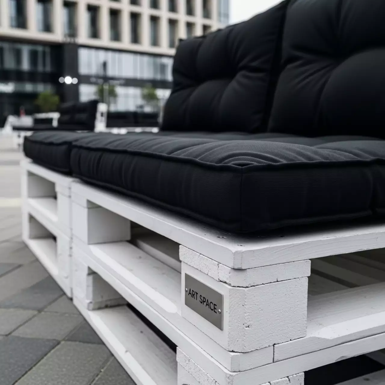 Аренда Диван из паллет White pallet Black в Imeretinskiy Hotel — ART SPACE