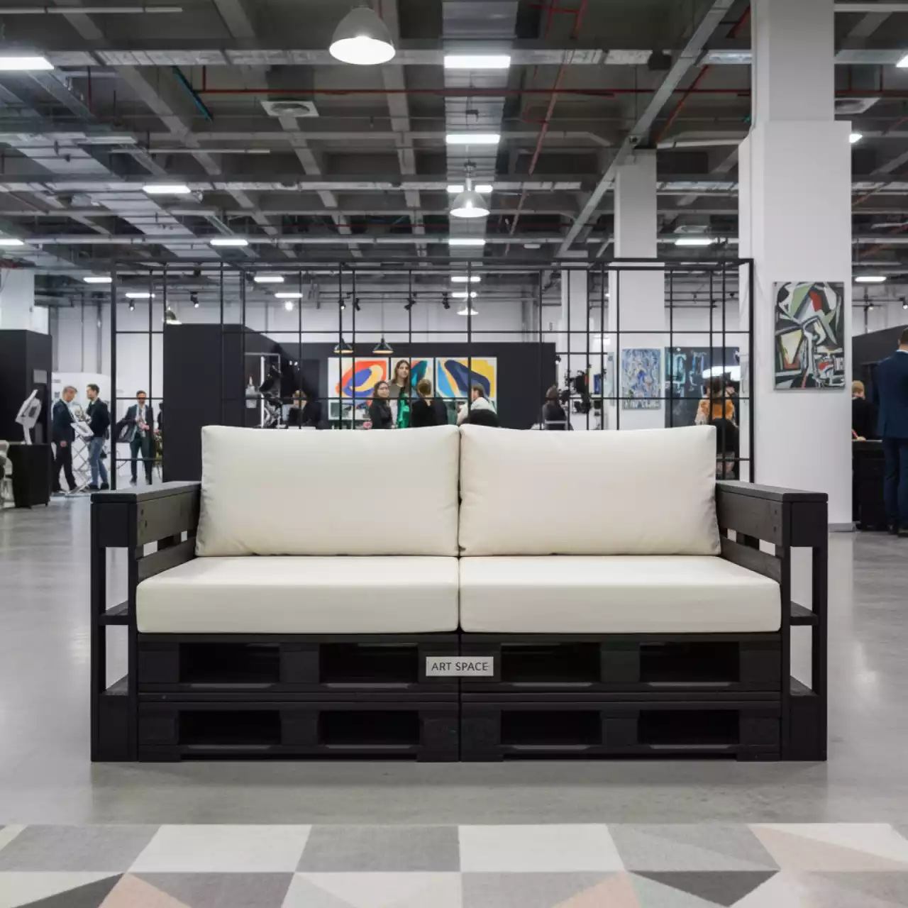 Аренда Диван из паллет Wood black в отеле «Богатырь» — ART SPACE