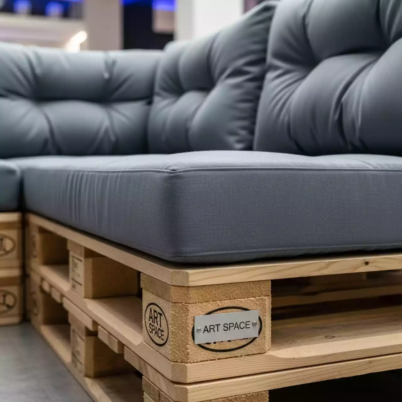 Аренда Диван из паллет Wood с серой подушкой в Зимнем театре — ART SPACE