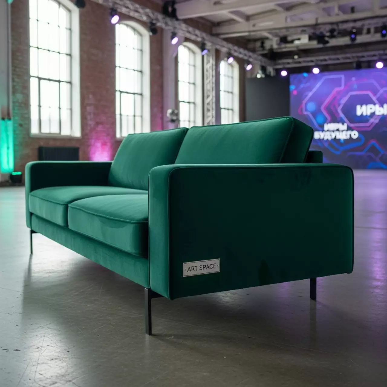 Аренда Диван изумрудный Амира 800 на территории Морпорта Сочи — ART SPACE