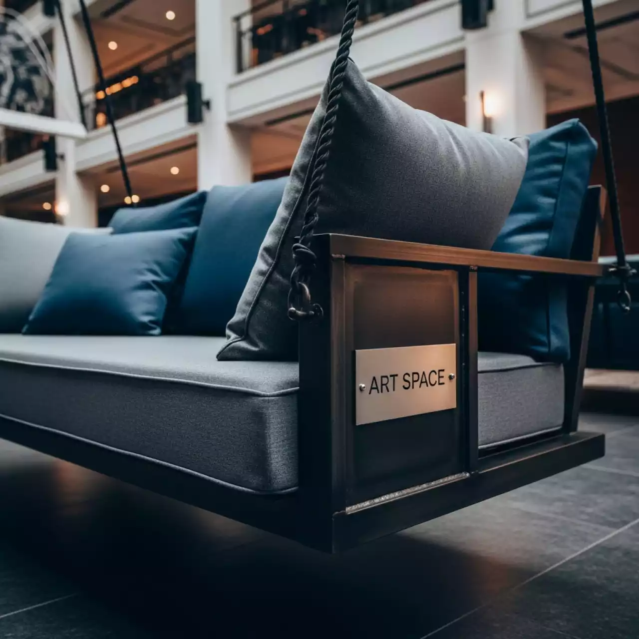 Аренда Диван качели Mira с подушками в Ледовом дворце «Айсберг» — ART SPACE