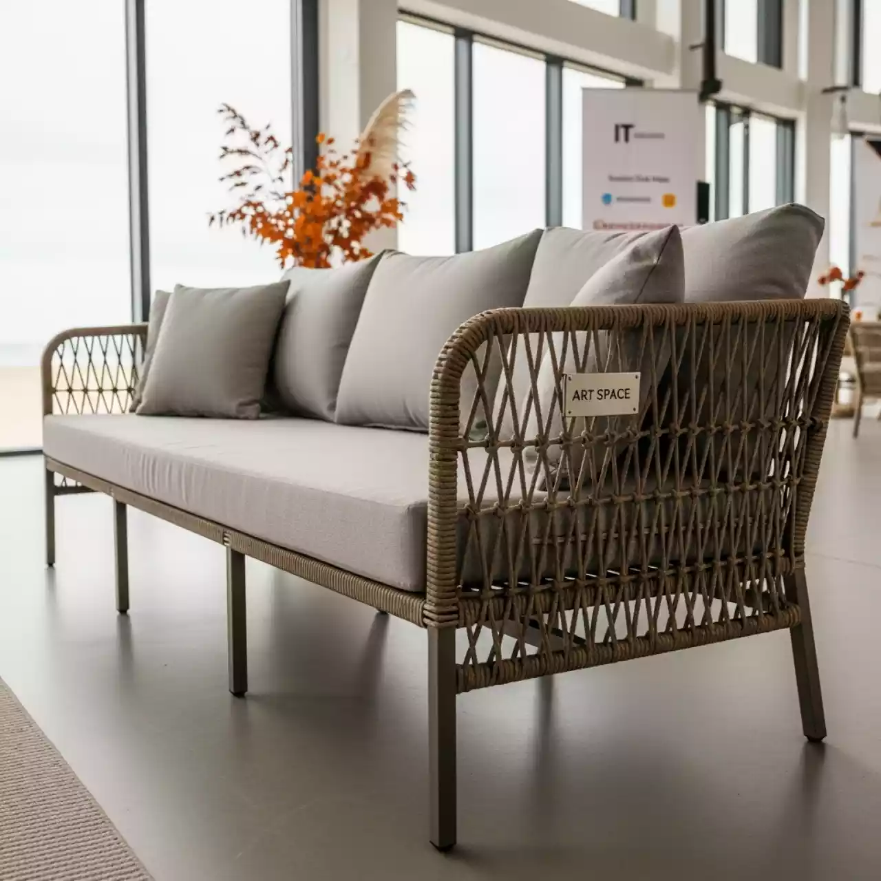 Аренда Диван Капучино трехместный из искусственного ротанга бежевый в пляжном клубе Del Mar — ART SPACE
