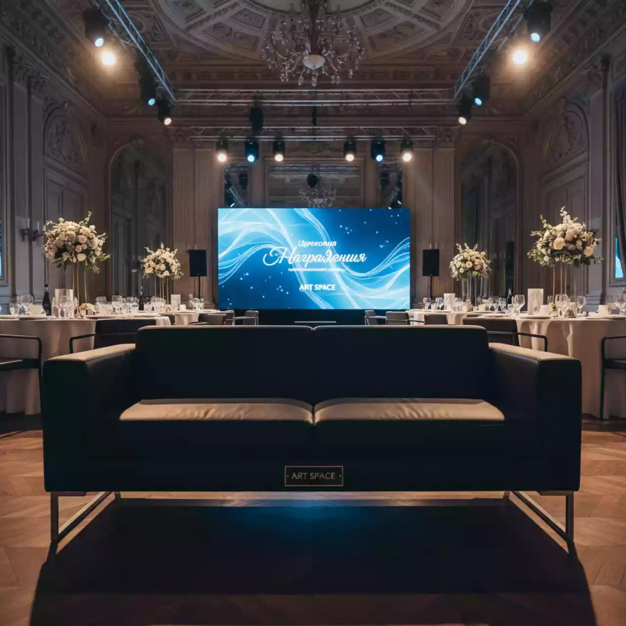 Аренда Диван Клиппан из натуральной кожи черный в ресторане «Voda» — ART SPACE