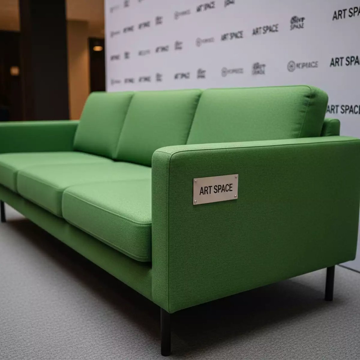 Аренда Диван Klippan трехместный зеленый в Mercure Сочи Центр — ART SPACE