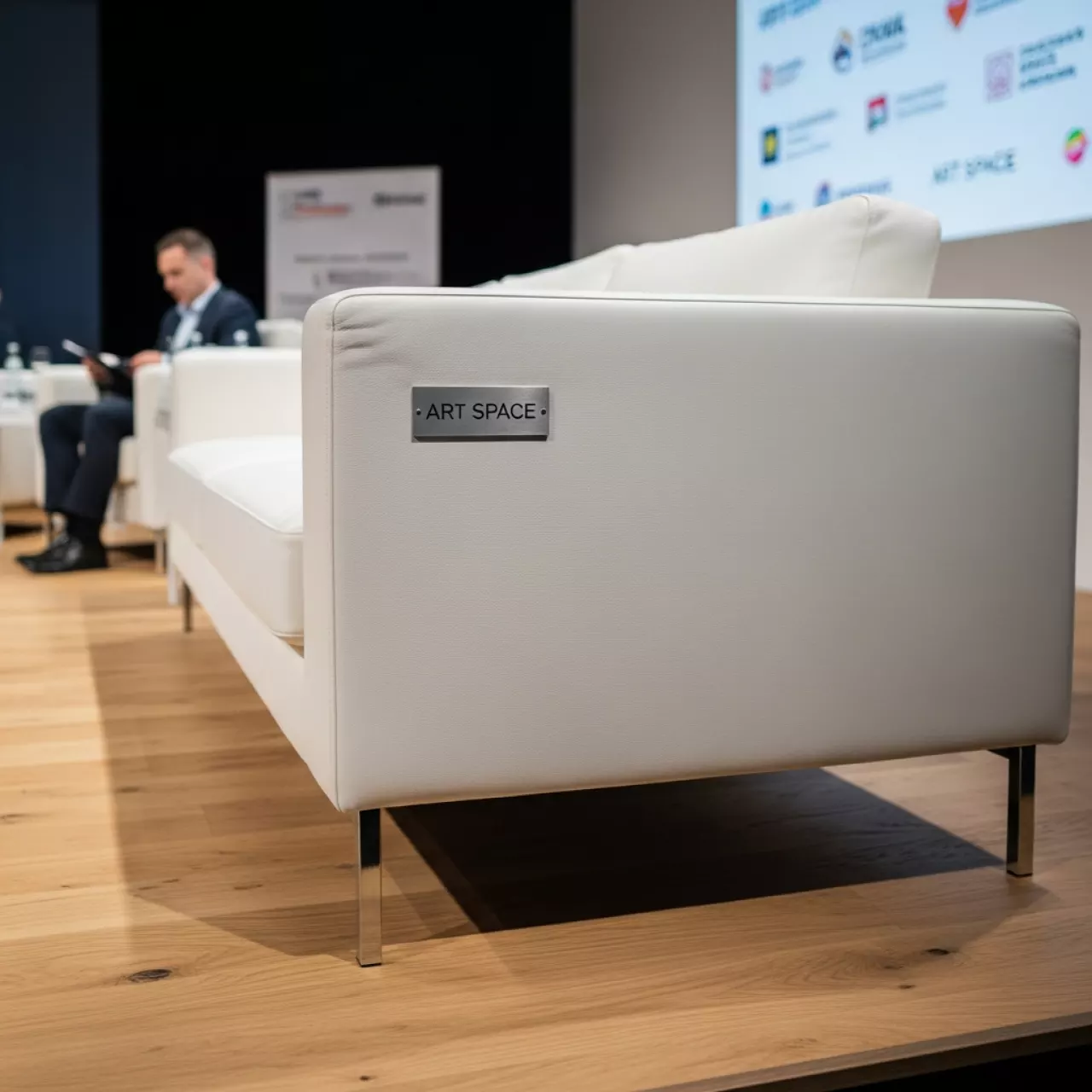 Аренда Диван кожаный Klippan белый в МФК «Горный» — ART SPACE