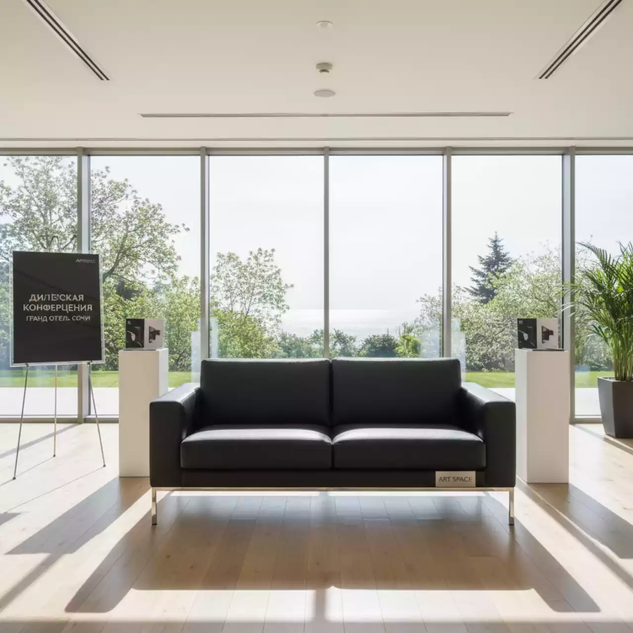 Аренда Диван кожаный Klippan черный в Гранд Отель Сочи — ART SPACE