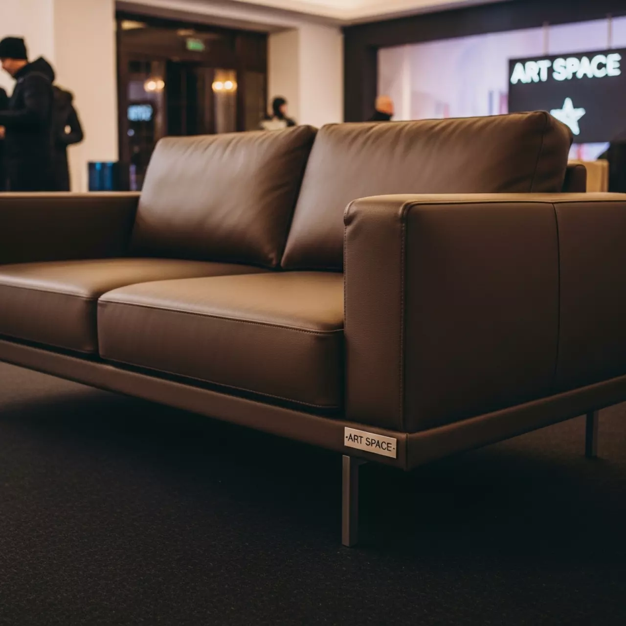 Аренда Диван кожаный Klippan коричневый в Imeretinskiy Hotel — ART SPACE