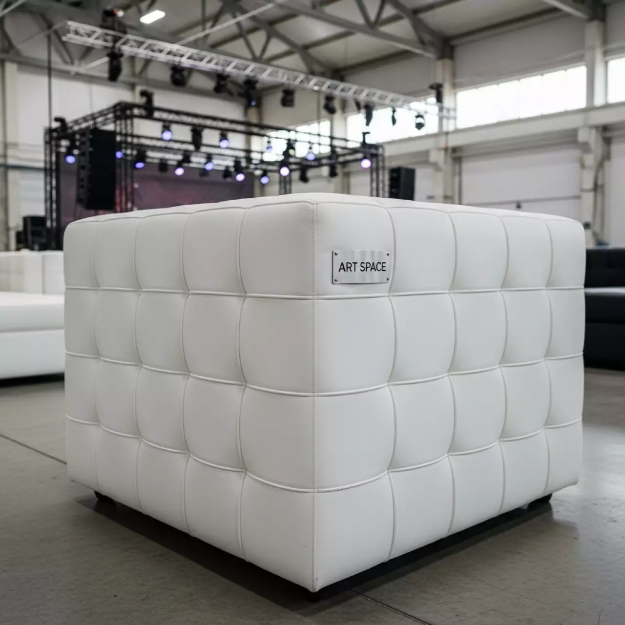 Аренда Диван Kubus белый в МФК «Горный» — ART SPACE