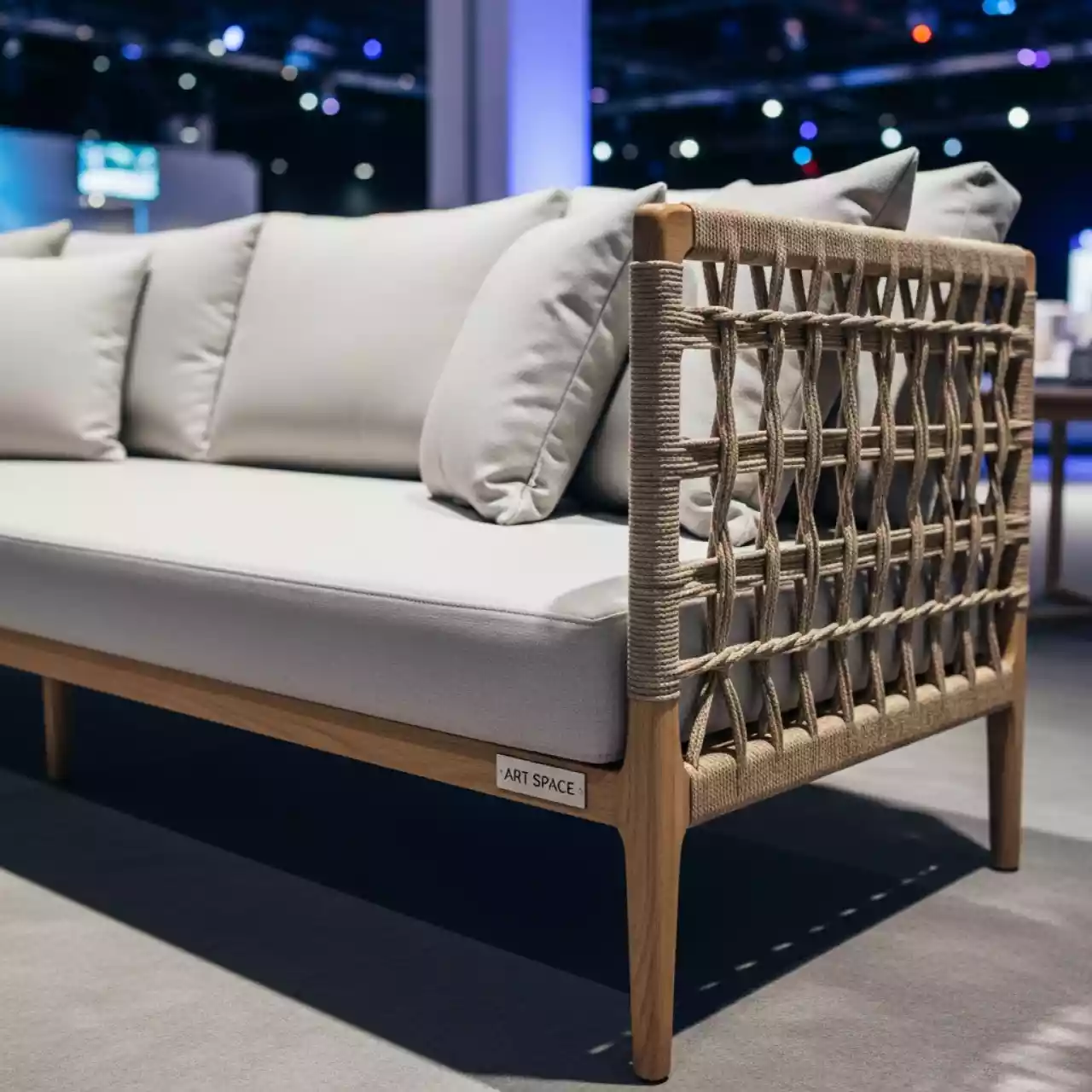 Аренда Диван лаунж плетеный с подушками Oasi в Red Arena — ART SPACE