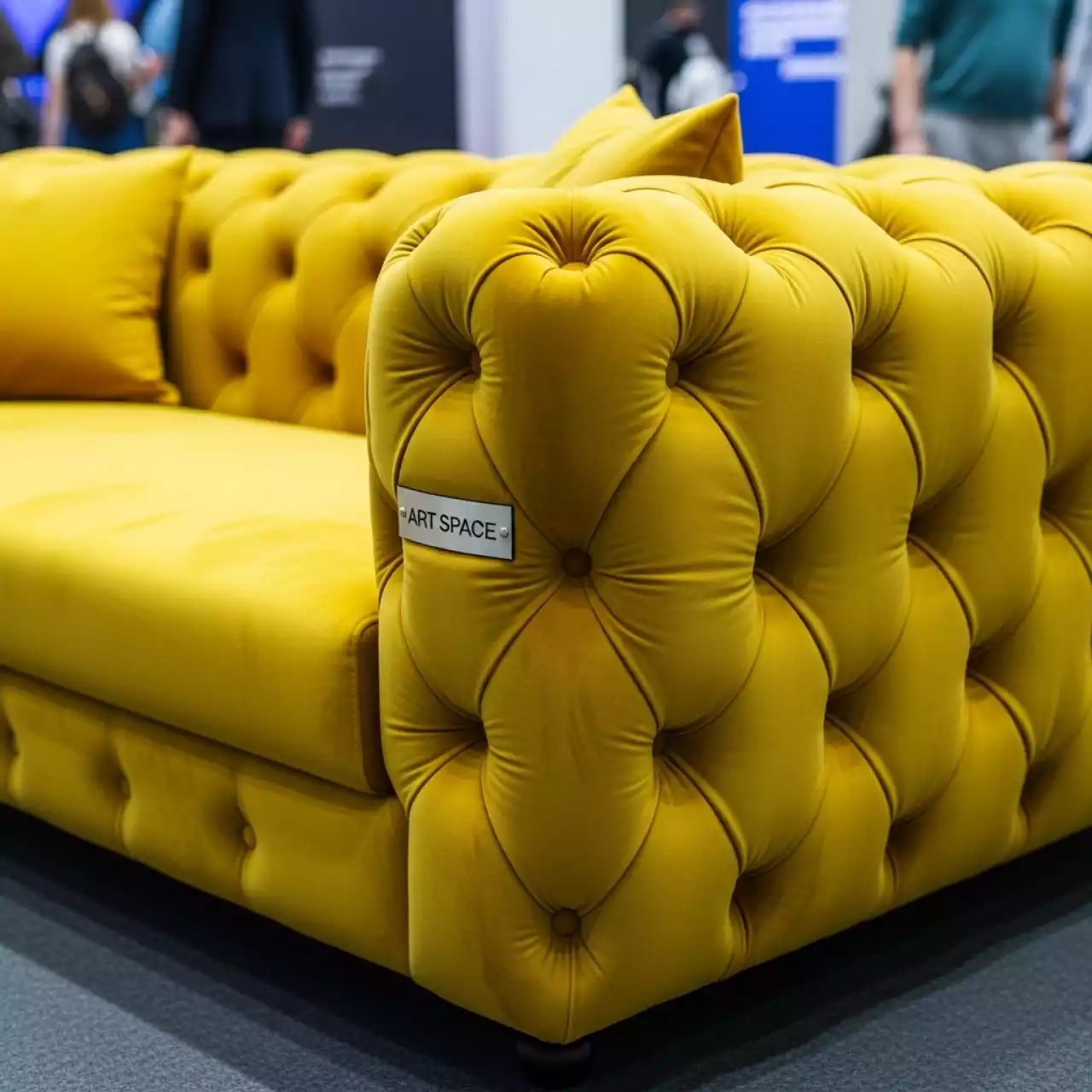Аренда Диван лофт Стэйт Гросс большой желтый в ледовом дворце «Большой» — ART SPACE