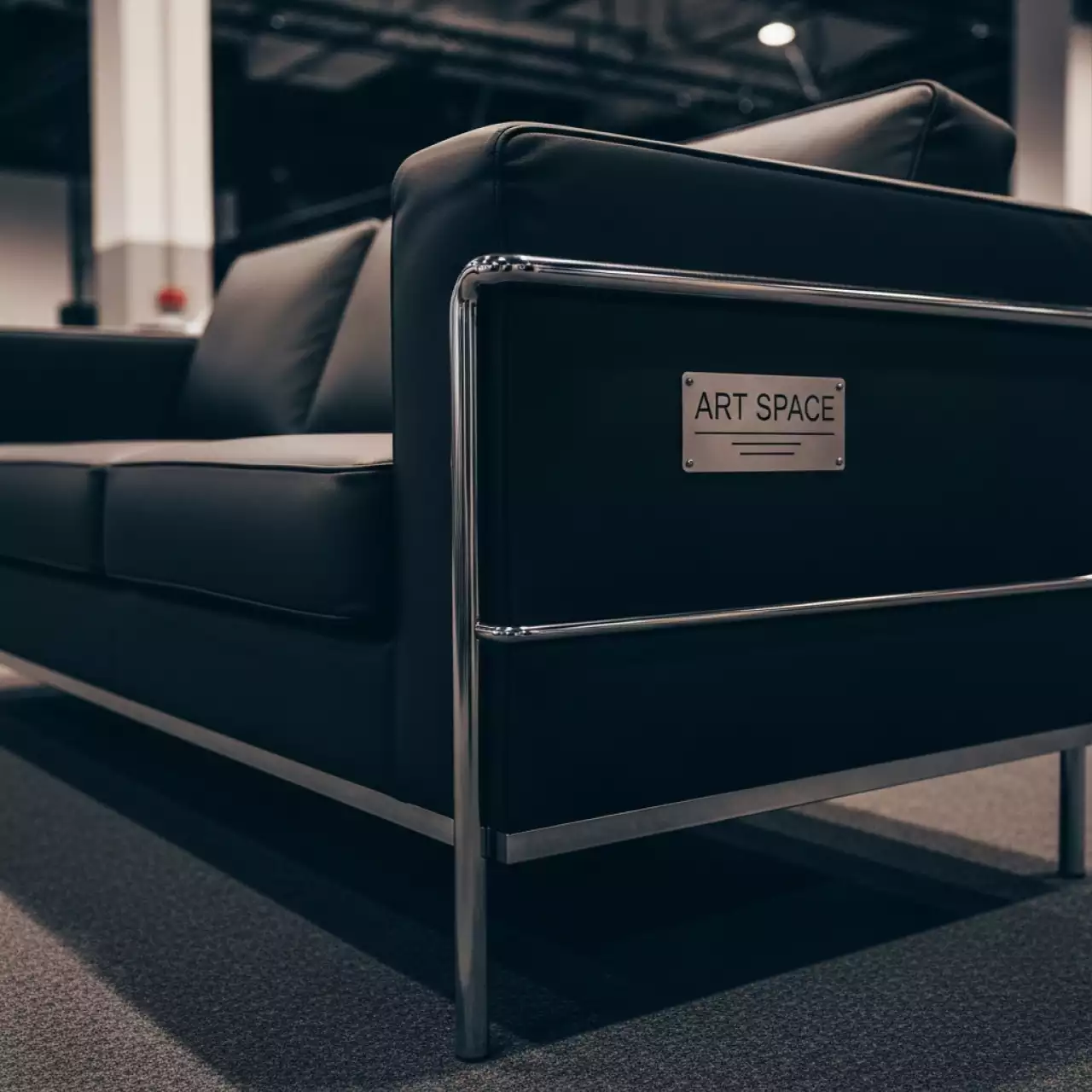 Аренда Диван Матрикс черный 3 местный в Red Arena — ART SPACE