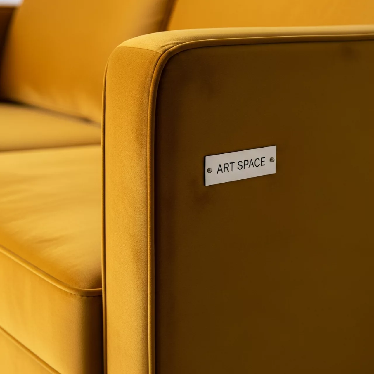 Аренда Диван Maya из вельвета горчичный в Pullman Sochi Centre — ART SPACE