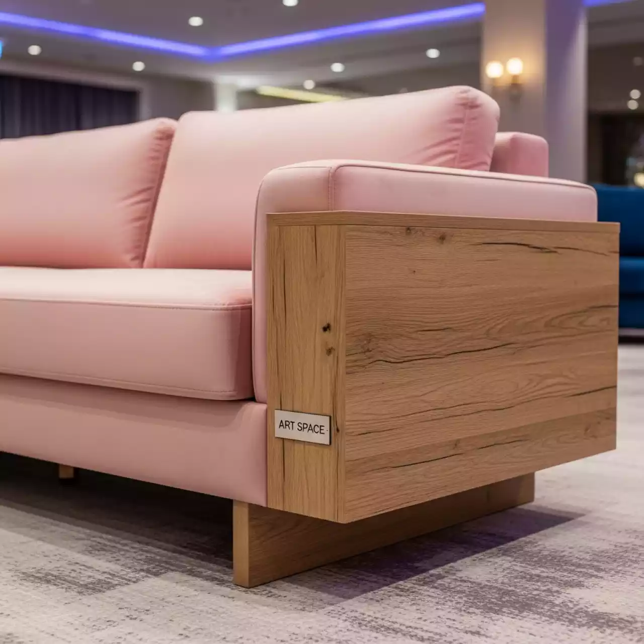 Аренда Диван Мистик велюр Nuvola 62 розовый ЛДСП Kronospan Дуб Сонома в Pullman Sochi Centre — ART SPACE