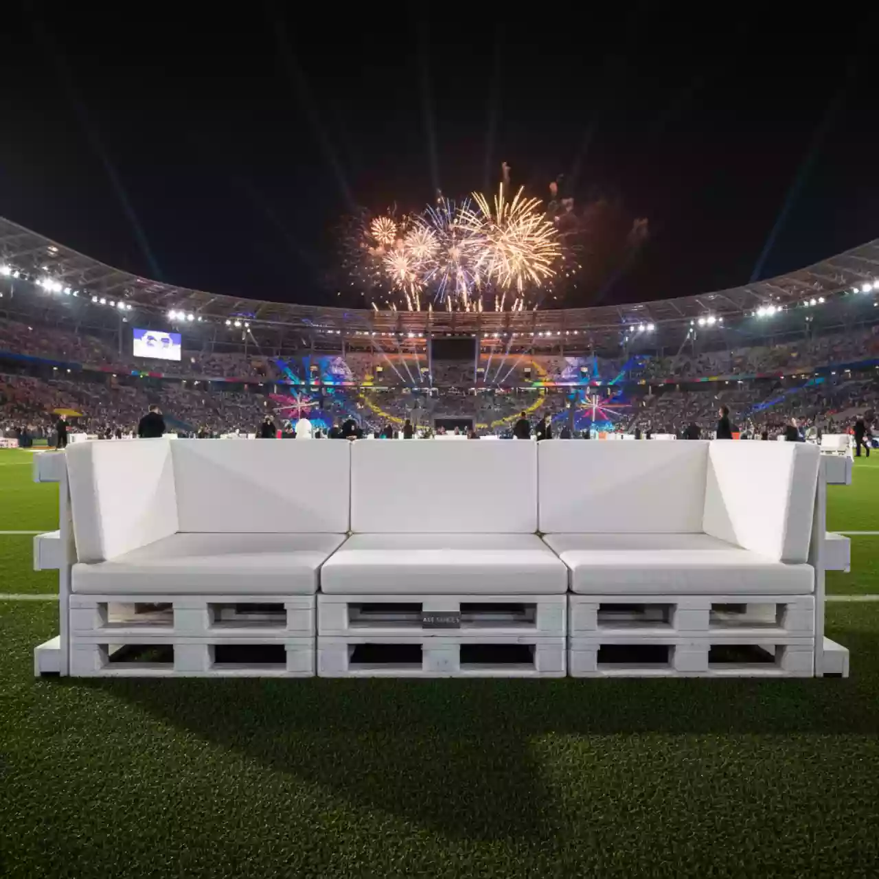 Аренда Диван модульный паллетный белый с белыми подушками на арене «Фишт» — ART SPACE