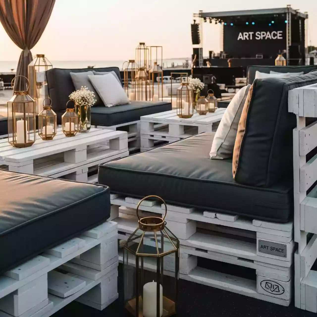Аренда Диван модульный паллетный белый с серыми подушками в Bridge Resort — ART SPACE