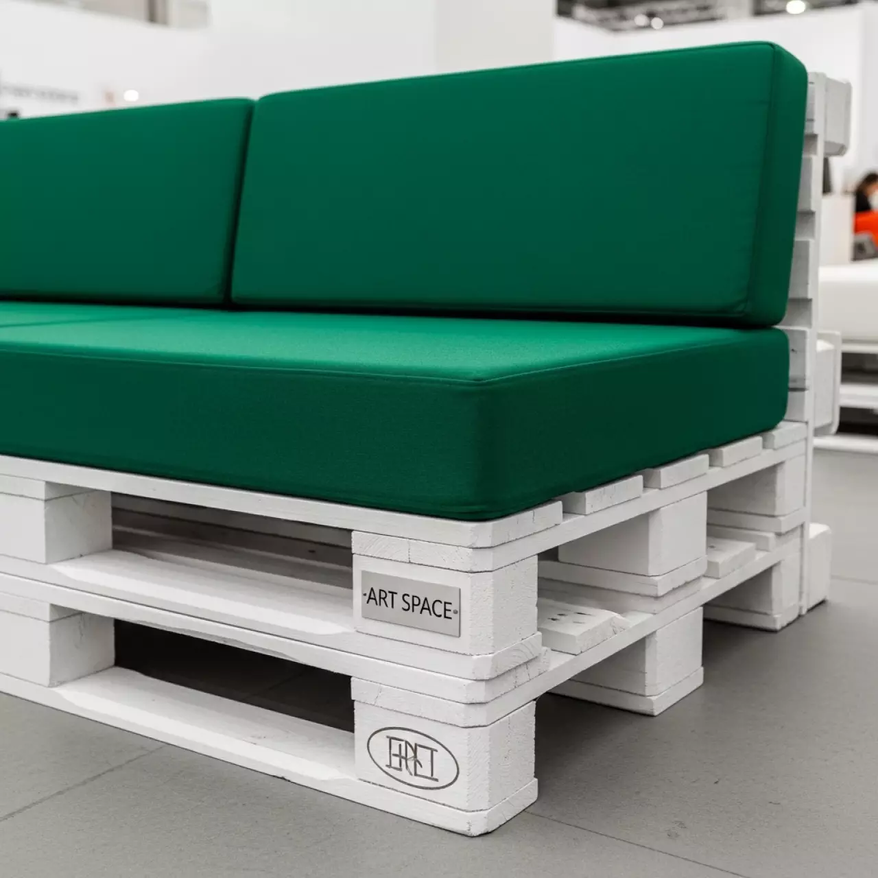 Аренда Диван модульный паллетный белый с зелеными подушками в ресторане «Сыроварня» — ART SPACE