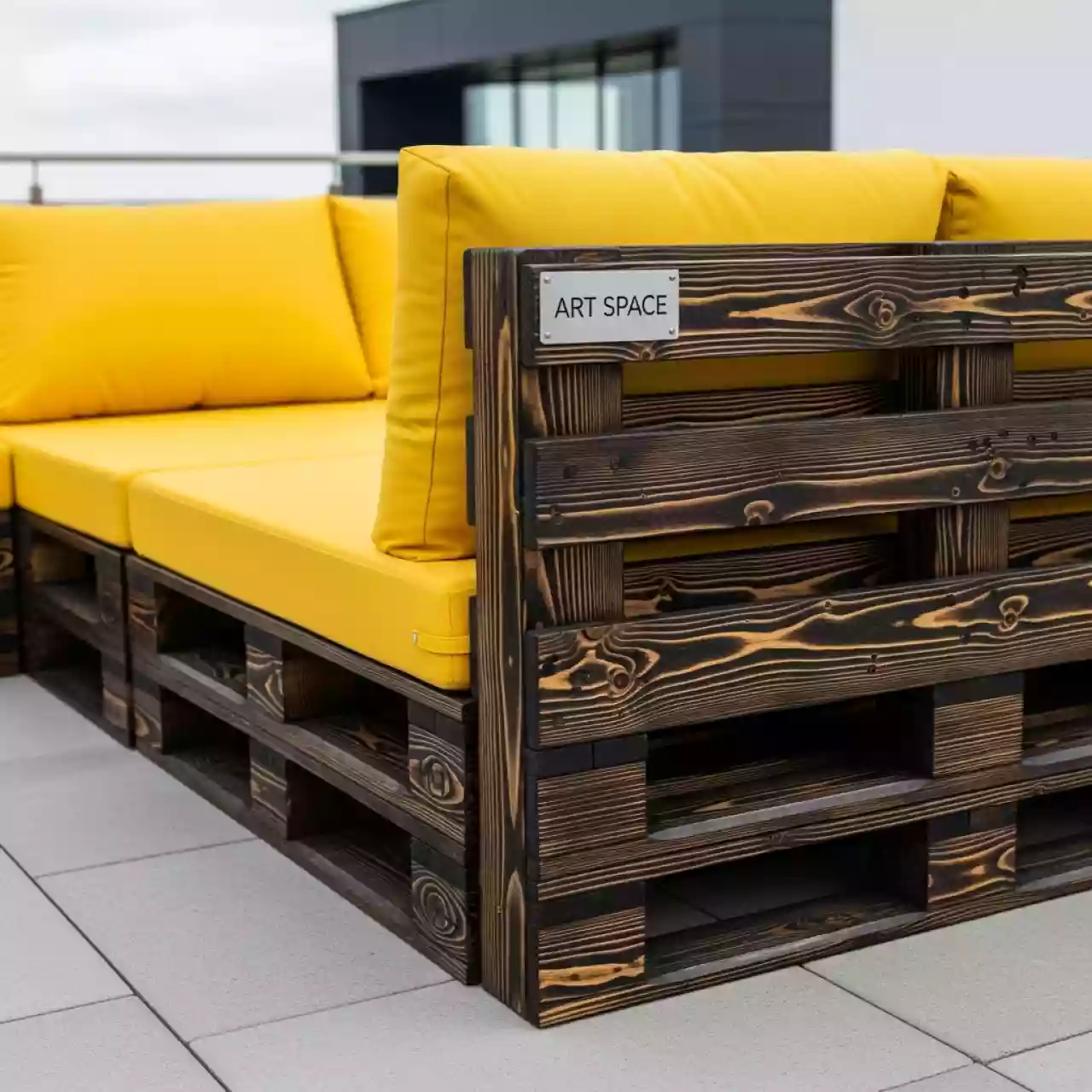Аренда Диван модульный паллетный из обожженного дерева с желтыми подушками в санатории «Октябрьский» — ART SPACE