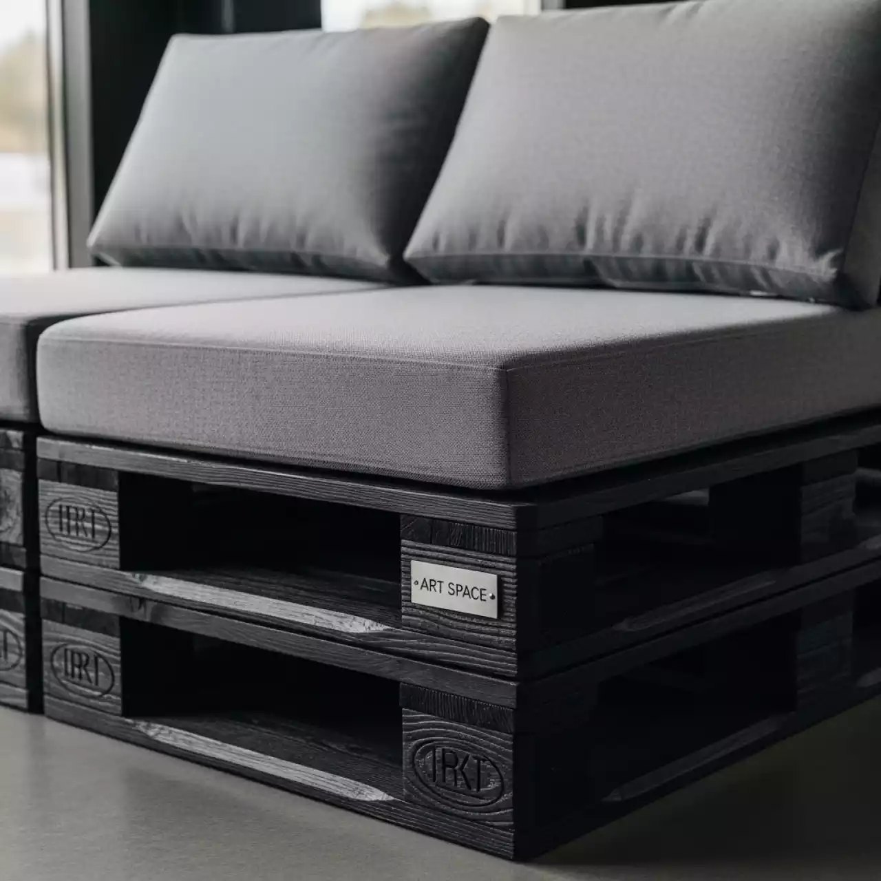 Аренда Диван модульный паллетный обожженный с серыми подушками в ресторане «Паруса» — ART SPACE