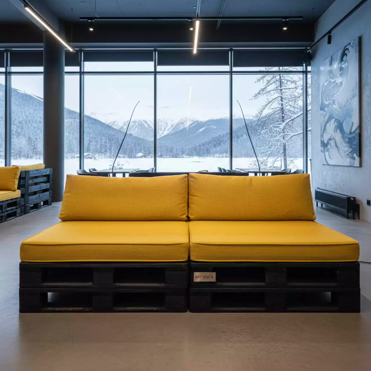 Аренда Диван модульный паллетный обожженный с желтыми подушками в ресторане «Паруса» — ART SPACE