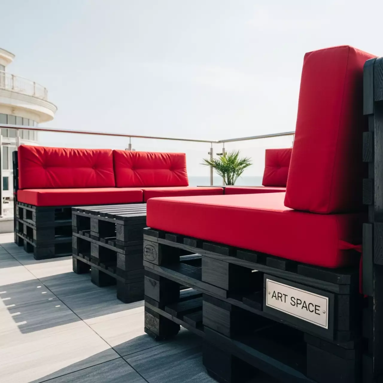 Аренда Диван модульный паллетный с красными подушками в Маринс Парк Отеле — ART SPACE