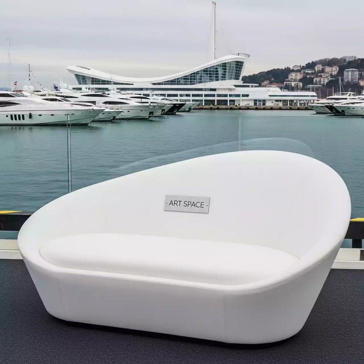 Аренда Диван Oyster белый на территории Морпорта Сочи — ART SPACE