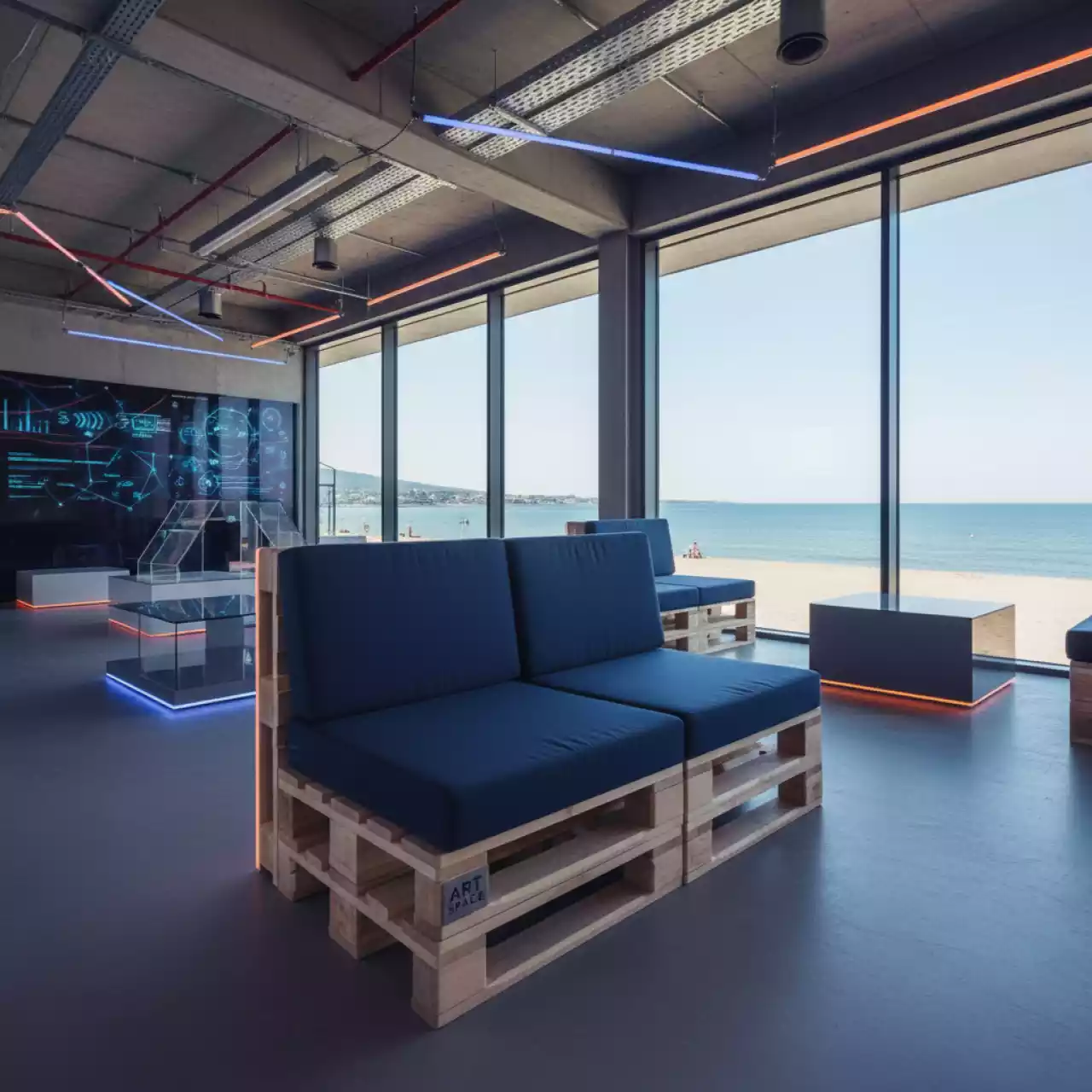 Аренда Диван паллетный двухместный с синими подушками в Cosmos Sochi Hotel — ART SPACE