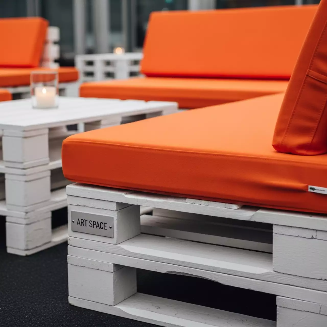 Аренда Диван паллетный модульный белый с оранжевыми подушками в Novotel Resort — ART SPACE