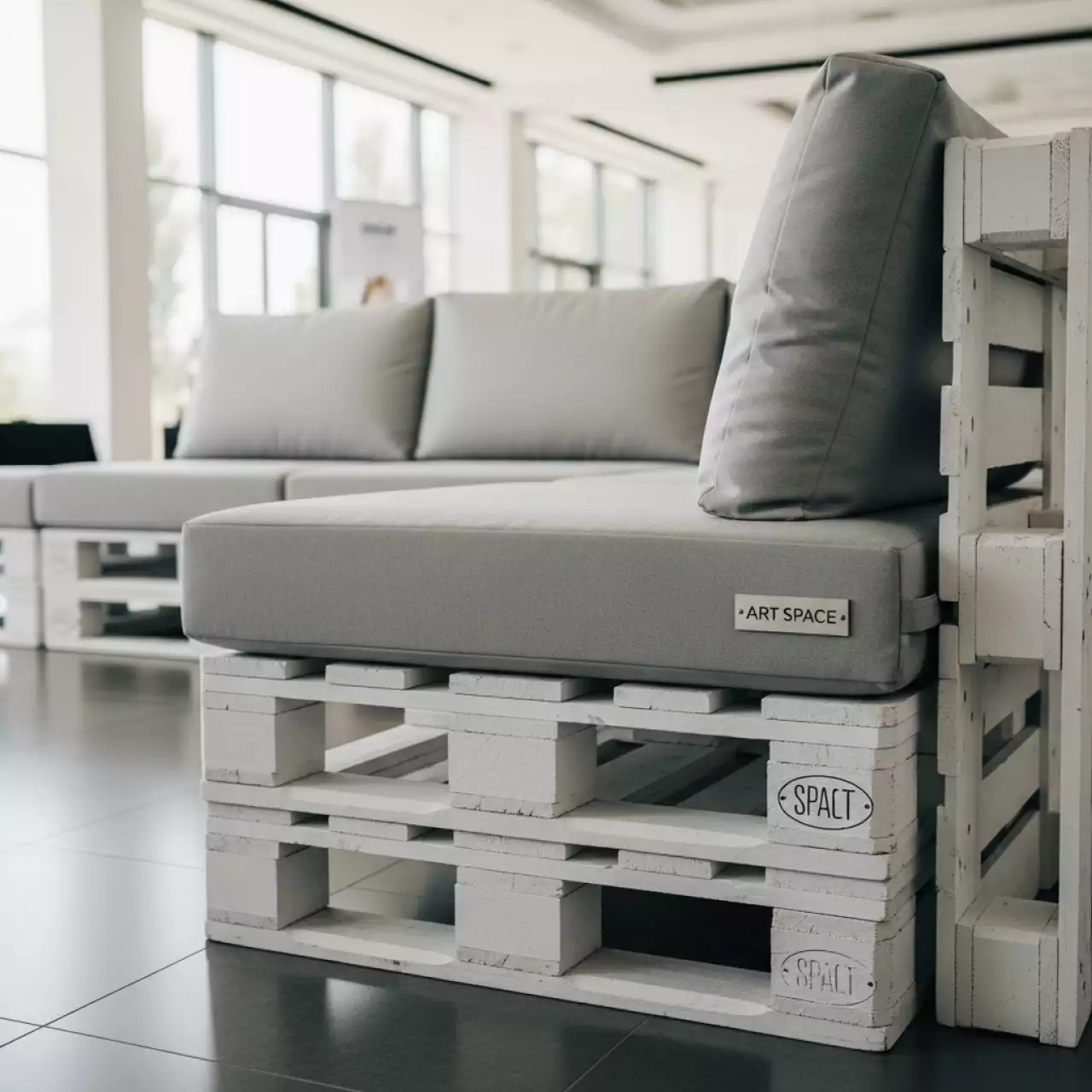 Аренда Диван паллетный модульный белый с серыми подушками в Radisson Blu Resort & Congress Centre — ART SPACE