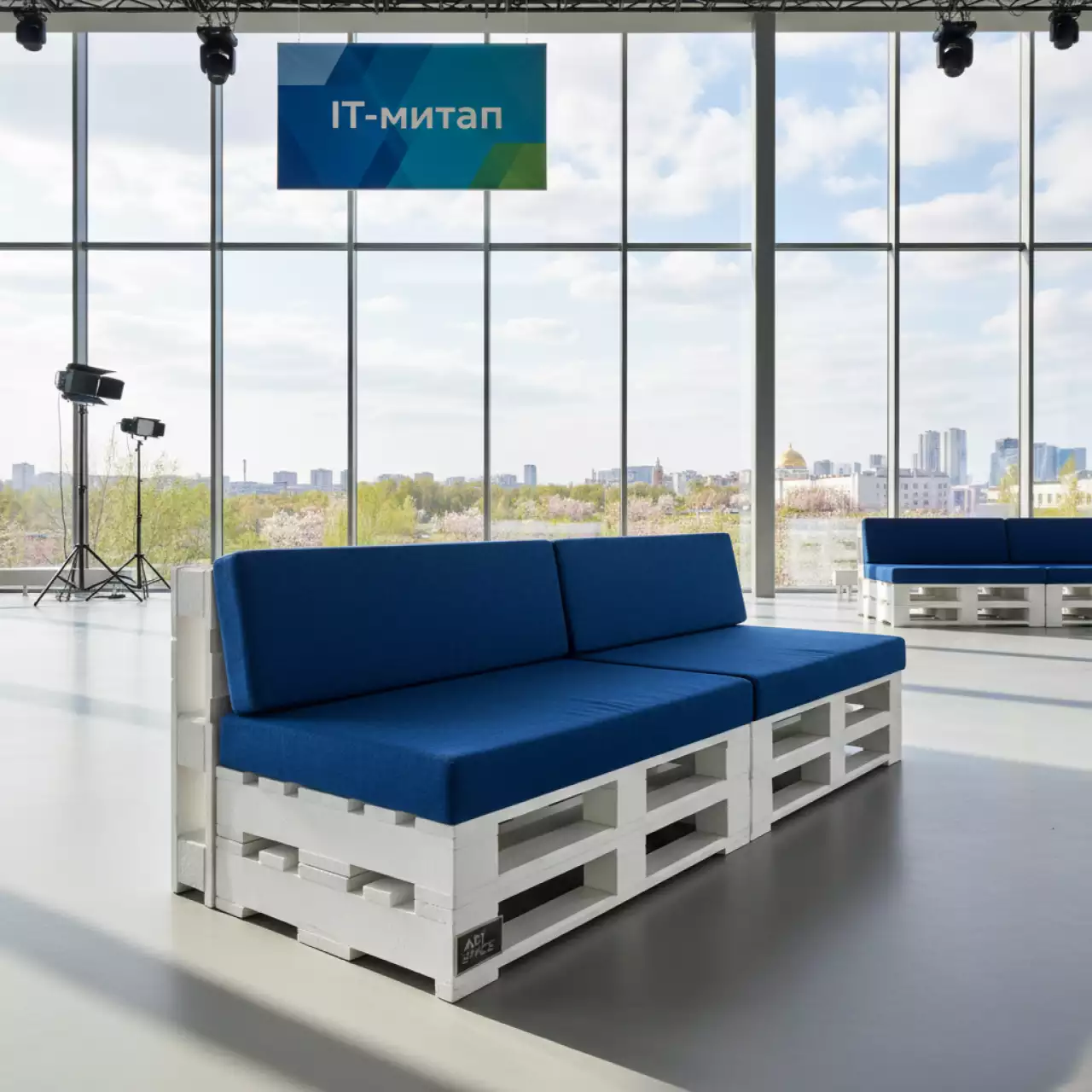 Аренда Диван паллетный модульный белый с синей подушкой в Delta Sirius — ART SPACE